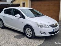 Używany Opel Astra 101 KM (74 kW) 2010 Biały (metalik) Hatchback