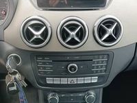 Używany Mercedes A180 109 KM (80 kW) 2015 Biały Hatchback