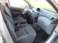 używany Toyota Yaris 1dm 68KM 2003r. 141 000km