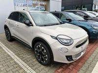 Nowe Fiat 600 La Prima 110 KM (80 kW) 2025 Lakier metalizowany kremowy cappucino z dachem w kolorze czarny cinema SUV
