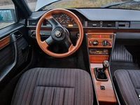 używany Mercedes E230 (W124) z 1991 klasyk z duszą