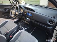 używany Toyota Yaris biała perła Y20