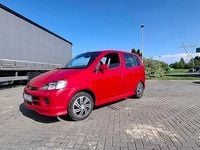 Używany Daihatsu YRV 2004 Czerwony Minivan