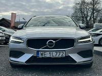 Używany Volvo V60 150 KM (110 kW) 2020 Srebrny (metalik) Kombi