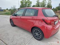 Używany Toyota Yaris 2016 Czerwony Sedan/Limuzyna