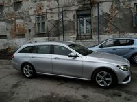Używany Mercedes E220 194 KM (142 kW) 2018 Srebrny Kombi