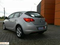 używany Opel Astra 1.6dm 115KM 2010r. 81 900km