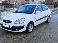 Używany Kia Rio 97 KM (71 kW) 2006 Biały Sedan/Limuzyna