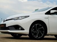 Używany Toyota Auris Hybrid 99 KM (72 kW) 2019 Biały (metalik) Sedan/Limuzyna