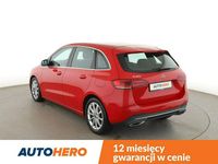 Używany Mercedes B180 136 KM (100 kW) 2019 Czerwony (metalik) Minivan