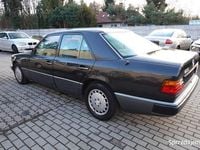 Używany Mercedes E200 1992 Czarny Sedan/Limuzyna