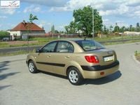 Używany Kia Rio 97 KM (71 kW) 2005 Złoty (metalik) Sedan/Limuzyna