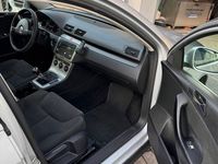 Używany VW Passat 2005 Srebrny Sedan/Limuzyna