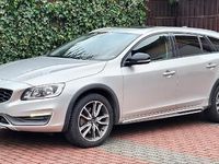 Używany Volvo V60 CC Summum 254 KM (186 kW) 2016 Srebrny Kombi