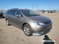 Używany Chrysler Pacifica Touring 2017 Złoty Kombi