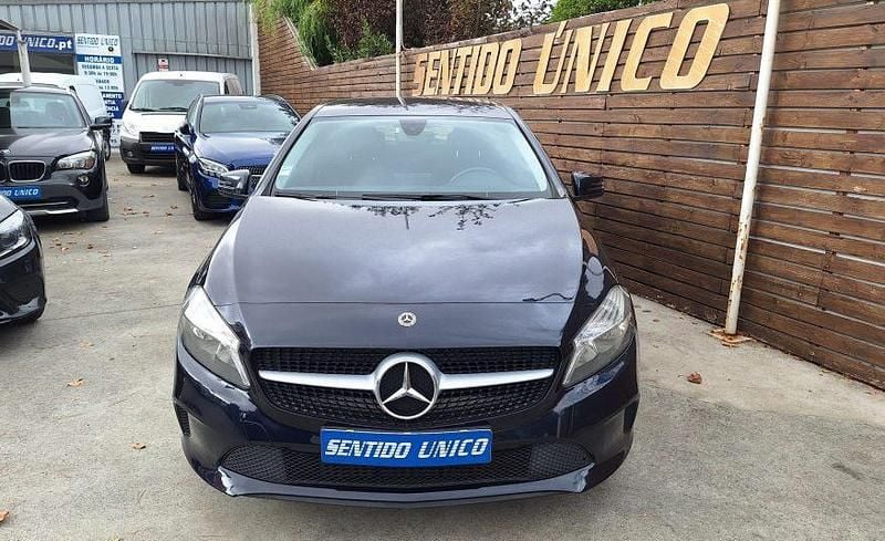 Azul escuro Usado 2017 Mercedes A180 Style Citadino | € 18.980 (Preço elevado) - Imagem 1/4