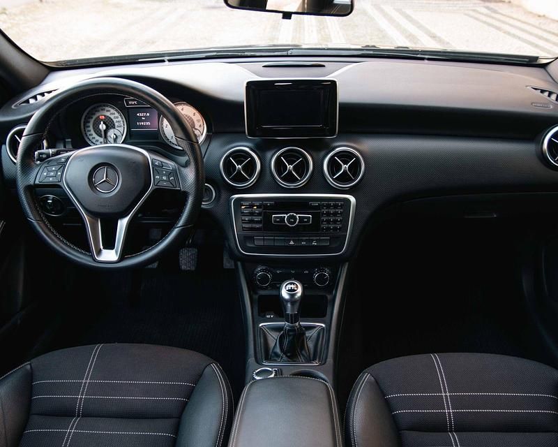 Usado Mercedes A180 Urban 109 HP (80 kW) 2013 Preto