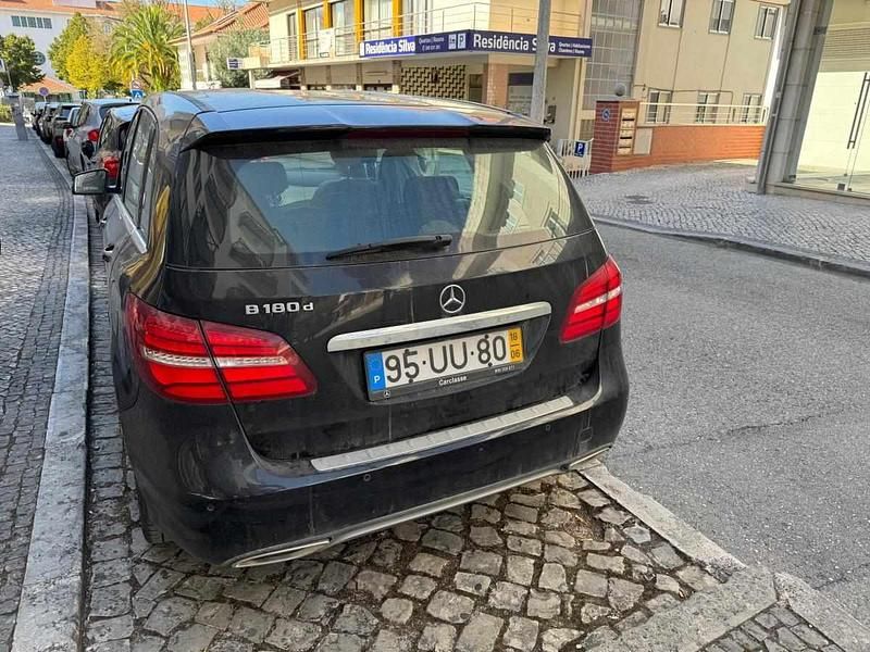 Usado Mercedes B180 109 HP (80 kW) 2018 Preto Monovolume