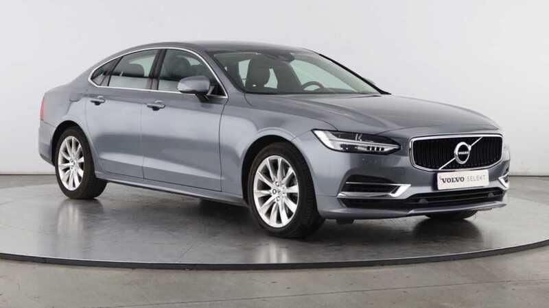 Usado Volvo S90 Momentum 303 HP (222 kW) 2020 Cinzento ósmio Sedan