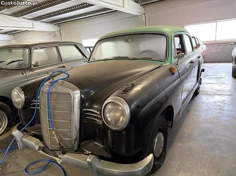 Branco Usado 1980 Mercedes 180 Sedan | € 4.990 - Imagem 1/1