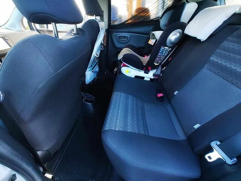 Usado Toyota Yaris 90 HP (66 kW) 2016 Cinzento Citadino