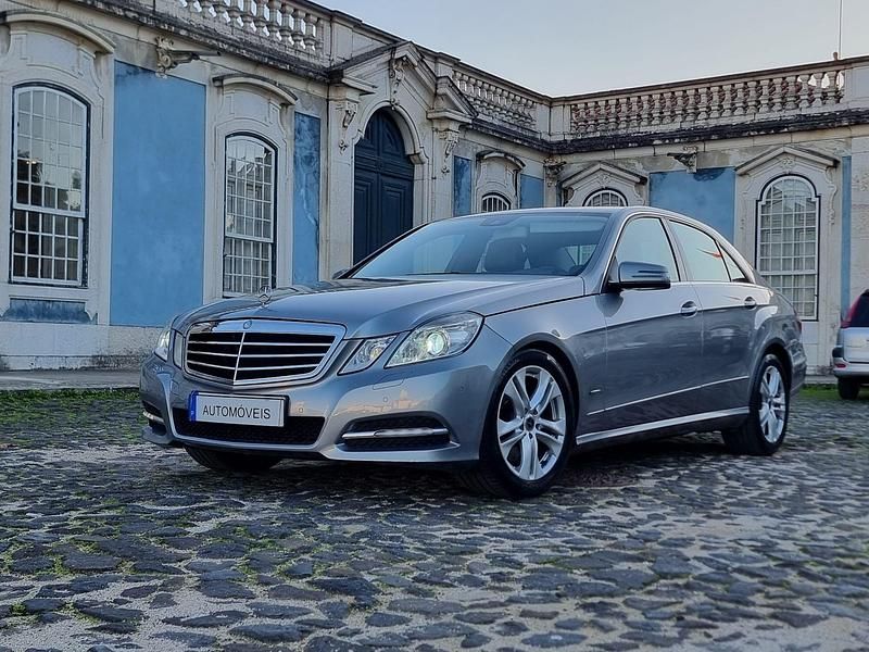 Cinza Usado 2012 Mercedes E250 Sedan | € 14.995 - Imagem 1/4
