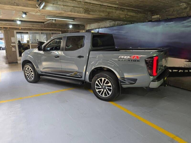 Cinza Usado 2016 Nissan Navara Tekna Pickup | € 31.250 (Preço elevado) - Imagem 1/4