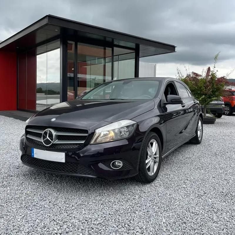 Roxo Usado 2013 Mercedes A160 Urban Citadino | € 13.500 (Preço justo) - Imagem 1/4