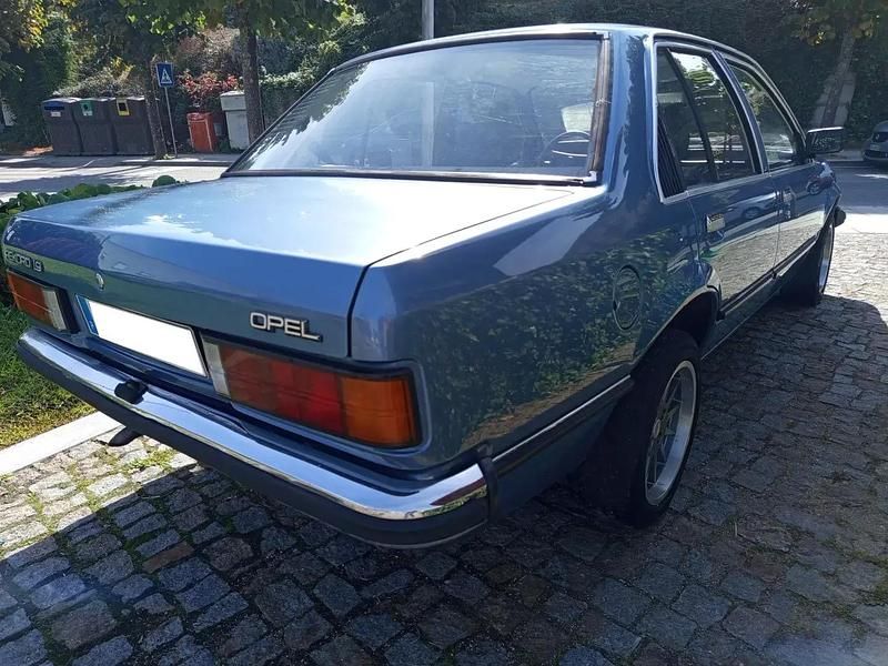 Usado Opel Rekord 75 HP (55 kW) 1980 Azul Sedan