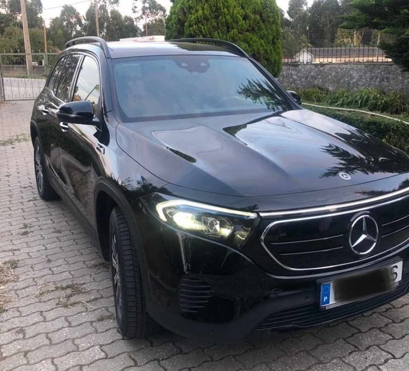 Preto Usado 2022 Mercedes EQB300 SUV | € 62.990 - Imagem 1/4