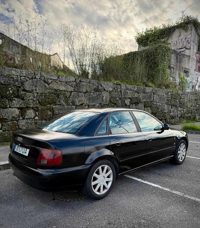 Preto Usado 2000 Audi A4 Sedan | € 2.200 - Imagem 1/4