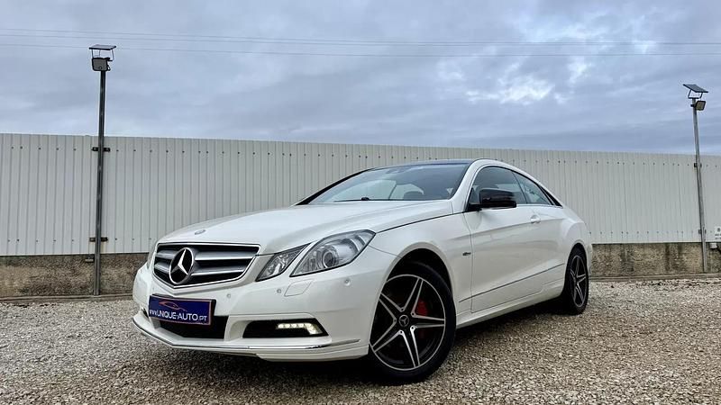 Usado Mercedes E250 Avantgarde 204 HP (150 kW) 2010 Branco pérola Coupé