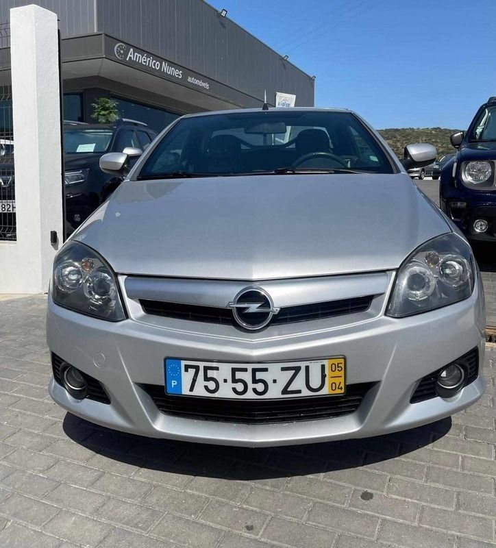 Usado Opel Tigra 70 HP (51 kW) 2005 Cinzento Cabrios