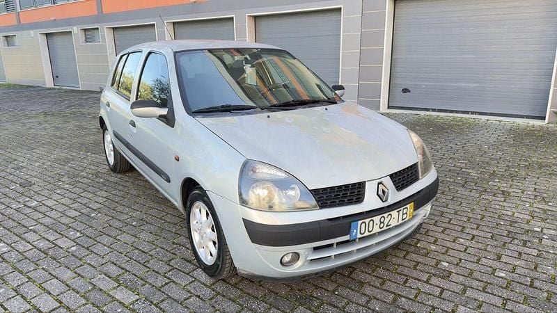 Usado Renault Clio II 75 HP (55 kW) 2002