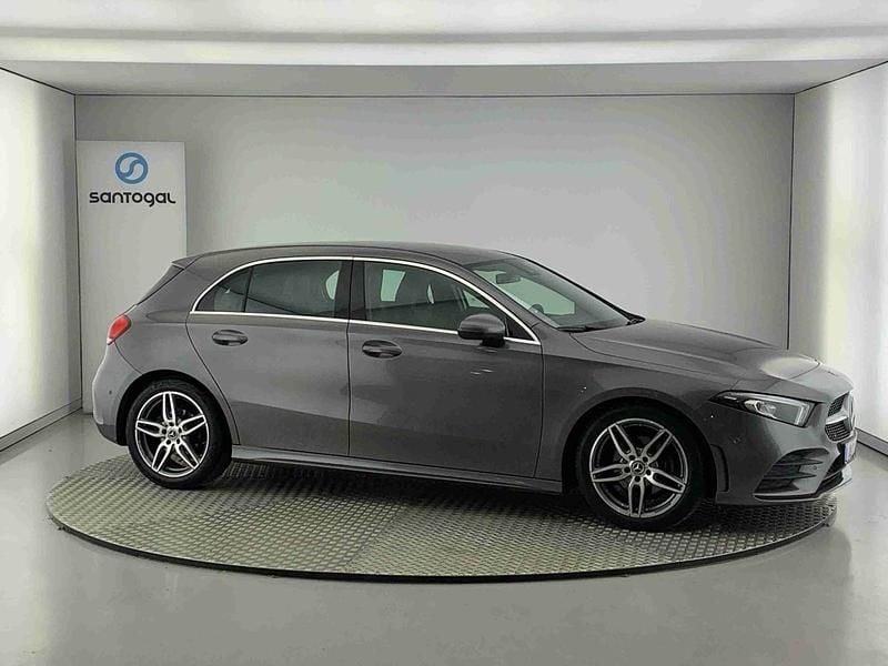 Cinzento Usado 2020 Mercedes 180 Sedan | € 29.490 (Preço justo) - Imagem 1/4