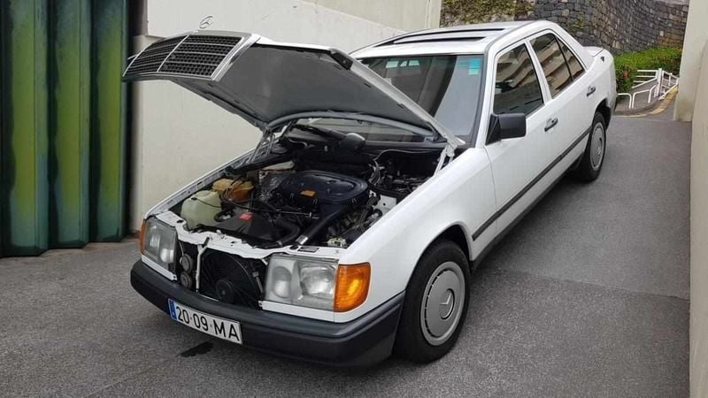 Branco Usado 1991 Mercedes E200 Sedan | € 8.500 - Imagem 1/4