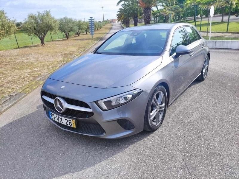 Usado Mercedes A180 116 HP (85 kW) 2019 Cinzento Citadino