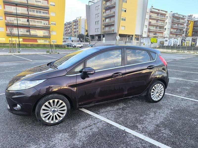 Usado Ford Fiesta Titanium 82 HP (60 kW) 2009 Sedan