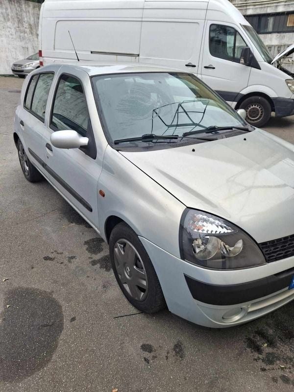 Cinzento Usado 2002 Renault Clio II Sedan | € 2.100 (Caro) - Imagem 1/4