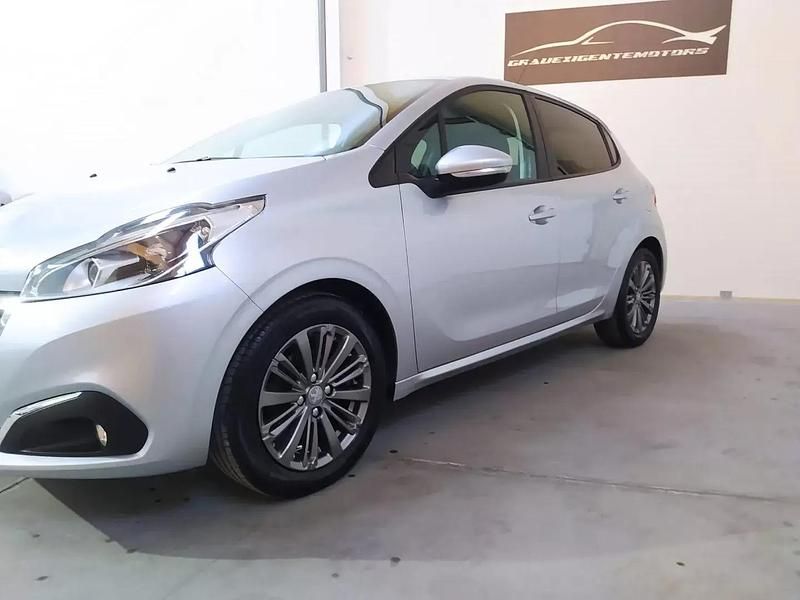 Cinza prata Usado 2017 Peugeot 208 Allure Citadino | € 13.800 (Caro) - Imagem 1/4