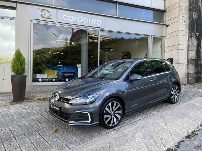 Cinzento preto Usado 2020 VW Golf VIII GTE | € 26.900 (Preço justo) - Imagem 1/4