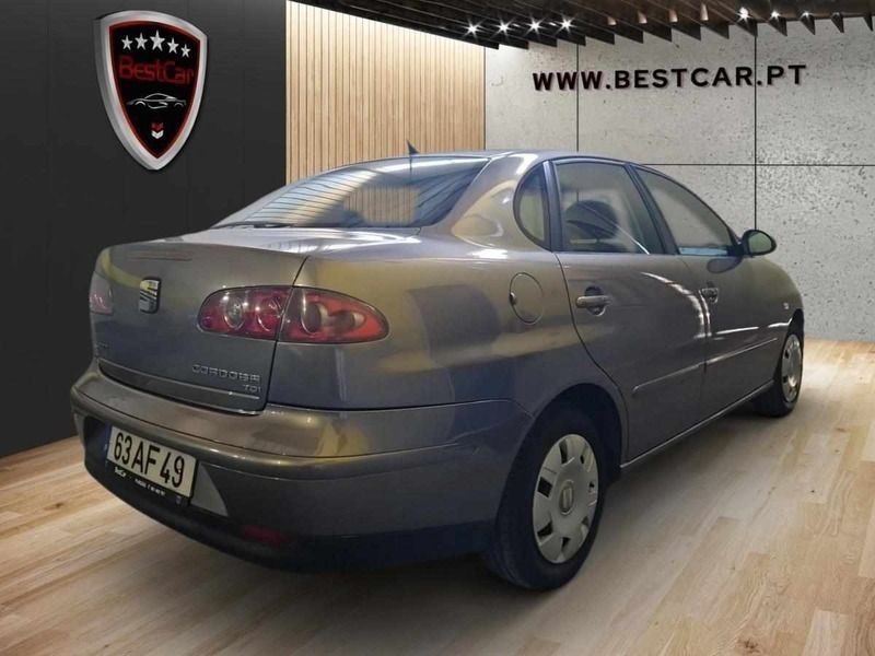 Usado Seat Cordoba 75 HP (55 kW) 2005 Cinzento Sedan