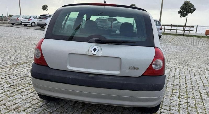 Usado Renault Clio II 58 HP (42 kW) 2002 Sedan