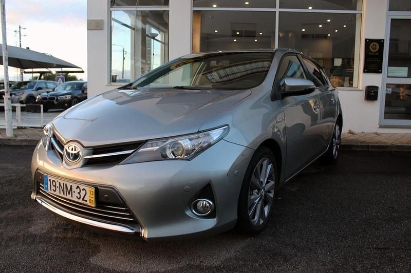 Usado Toyota Auris Hybrid Comfort 136 HP (100 kW) 2013 Cinza Sedan