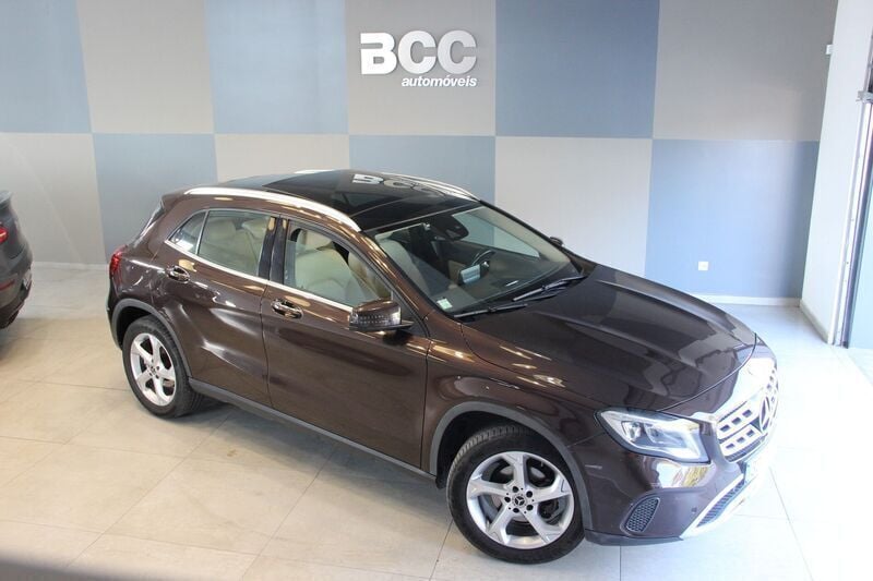 Castanho Usado 2017 Mercedes GLA200 Urban SUV | € 25.990 (Preço justo) - Imagem 1/4