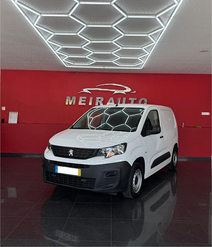 Branco Usado 2019 Peugeot Partner Tepee Monovolume | € 12.500 - Imagem 1/4