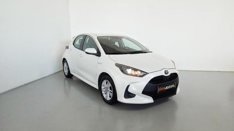 Usado Toyota Yaris Hybrid 92 HP (67 kW) 2021 Branco