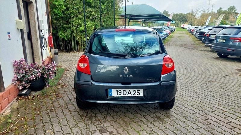 Usado Renault Clio II Dynamique 75 HP (55 kW) 2007 Cinza Citadino