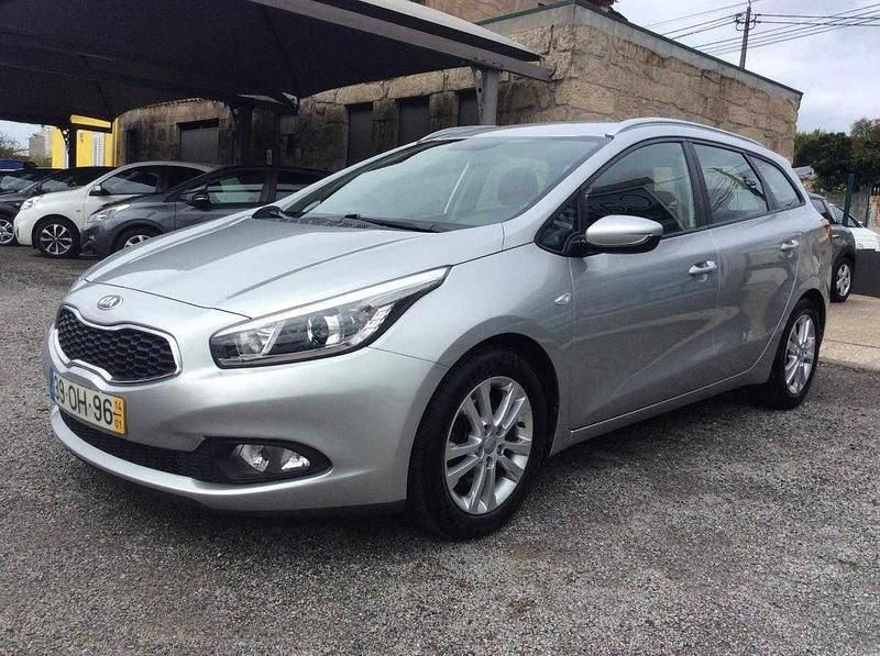 Cinzento Usado 2014 Kia Ceed Sportswagon Carrinha | € 9.990 (Preço justo) - Imagem 1/4