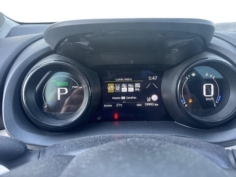 Usado Toyota Yaris Luxury 116 HP (85 kW) 2024 Cinza (pintura metalizada) Sedan